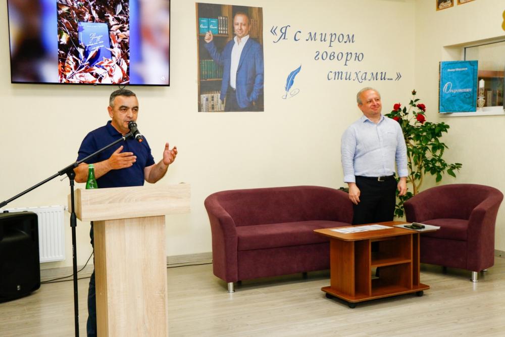 Я с миром говорю стихами...